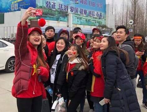 CĐV Việt Nam tại Trung Quốc vượt hàng trăm cây số để cổ vũ cho đội tuyển U23 Việt Nam trước trận đấu lịch sử với Qatar